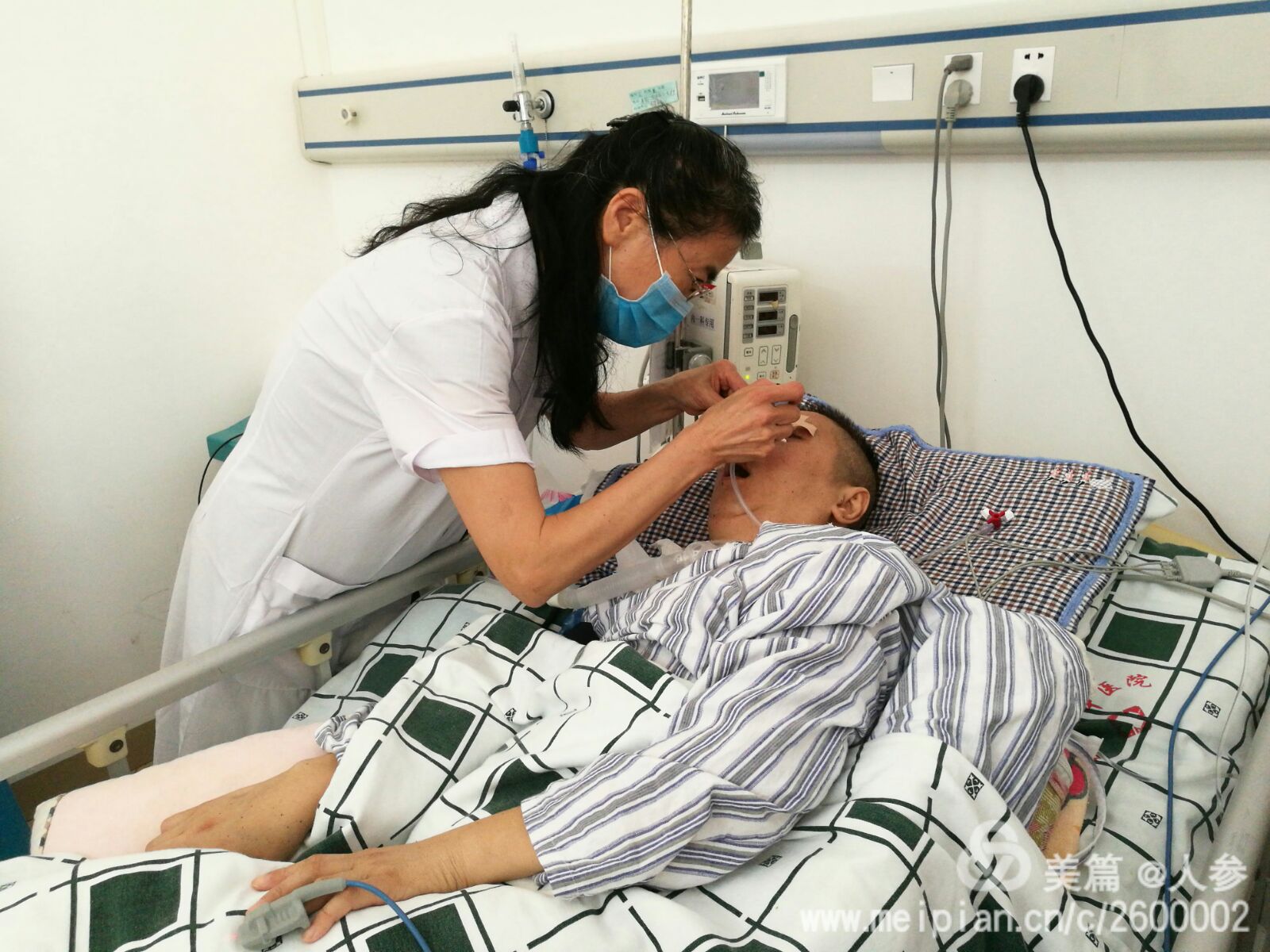 裴国花专家为一位危重病人做眼科会诊。60多岁的老专家,不畏辛苦,这个姿势一站就是40分钟.jpg 裴国花专家为一位危重病人做眼科会诊。60多岁的老专家,不畏辛苦,这个姿势一站就是40分钟.jpg