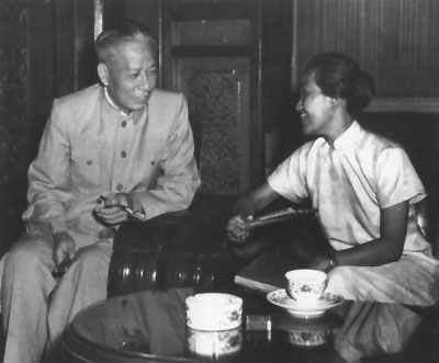 1955年7月,刘少奇同妇产科专家林巧稚交谈.jpg 1955年7月,刘少奇同妇产科专家林巧稚交谈.jpg