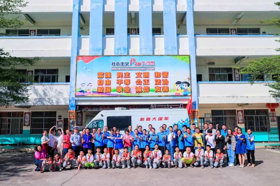 图:科普志愿讲师团和石壁中心校的师生们合影留念.jpg 图:科普志愿讲师团和石壁中心校的师生们合影留念.jpg